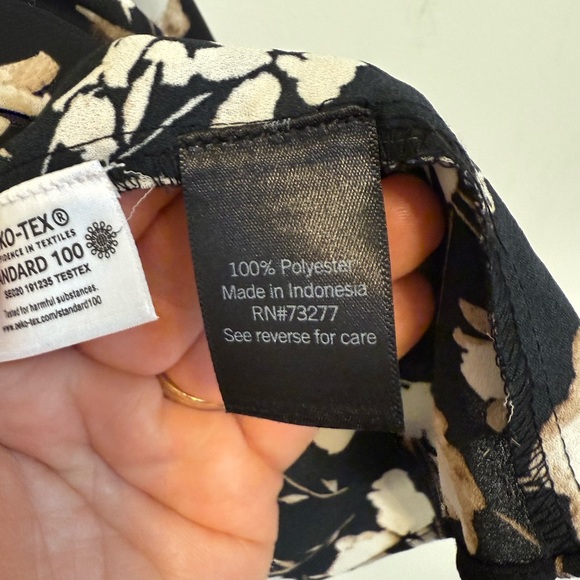 2/$30 Simply Vera Vera Wang - Black and Cream Floral Sleeveless Blouse - Picture 6 of 7